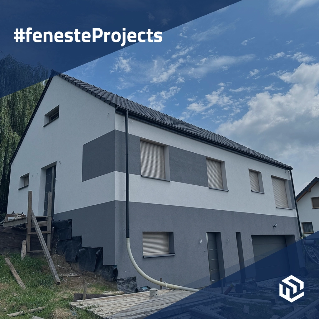 Gemütliches Haus mit Garage und cremefarbenen Außenjalousien fenster fensterzubehoer fensterrollos aluprof 