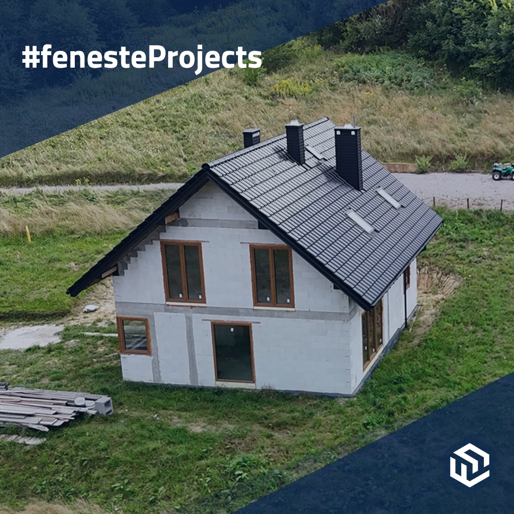 Kleines Haus unter dem Wald mit braunen Fenstern 🎥. fenster fensterfarbe aluplast-farben weiss  