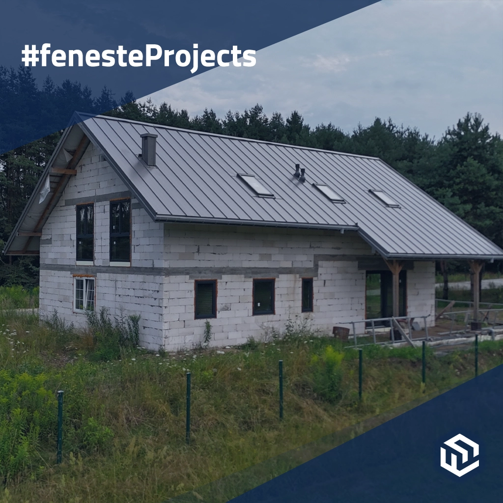 Haus mit Waldblick aus dem SMART-SLIDE-Fenster und funktioneller Garage 🎥. produkte fassadenjalousien    