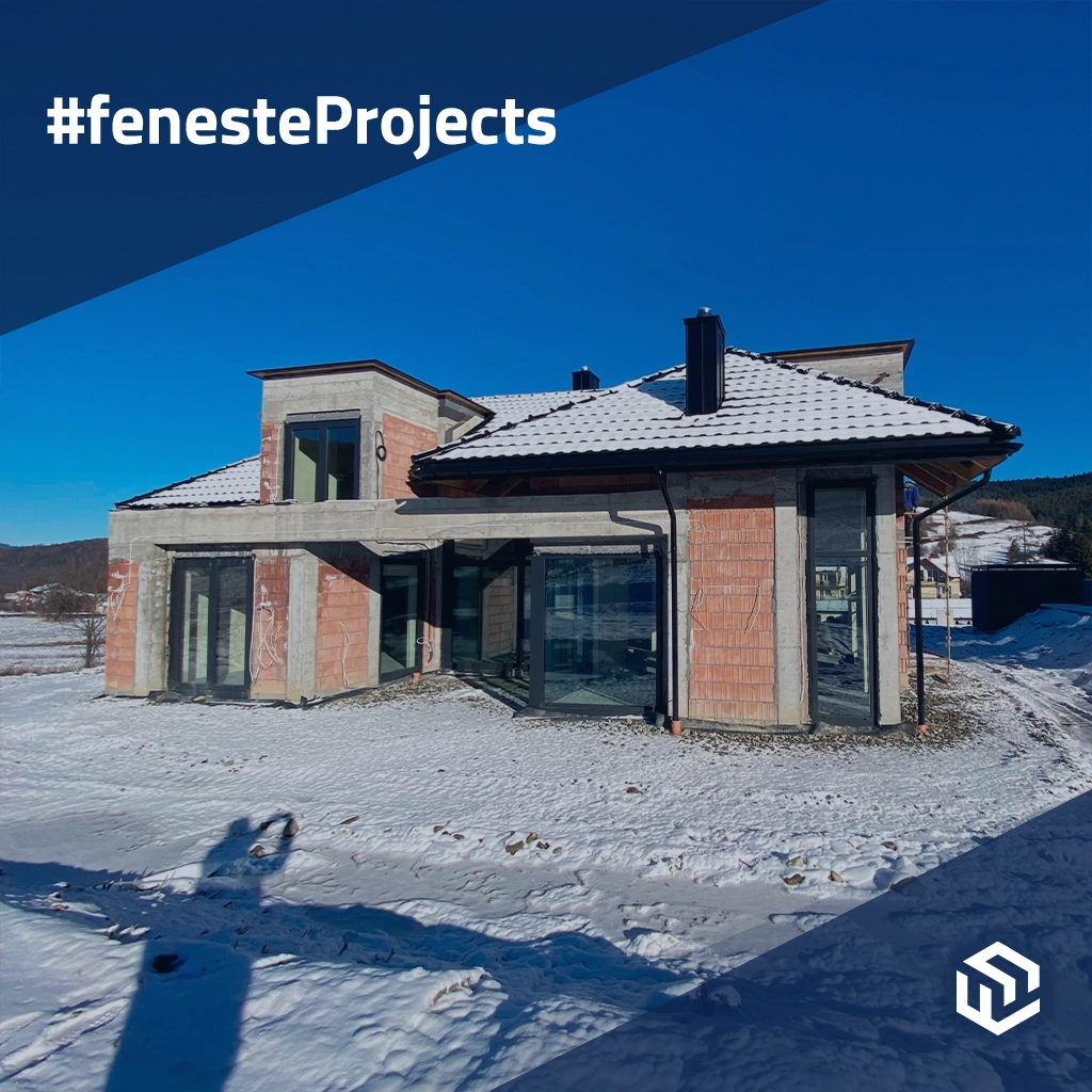 Energieeffizientes Haus mit modernem Design und Garage projekte einfamilienhaus-mit-schwarzen-fenstern-am-rande-der-stadt    